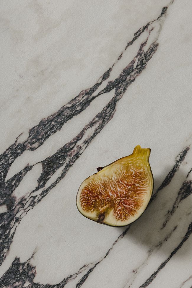 Serene Emerald y Calacatta Viola by Neolith, countertop surface sample